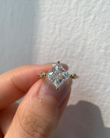 Shimmering princess ring