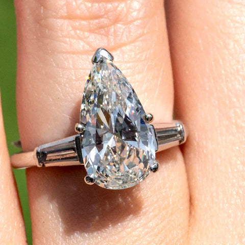 This stunning pear-cut lab-grown diamond ring