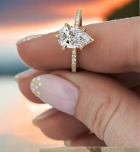 gorgeous pear-shaped Diamond ring