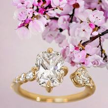 boasts an emerald central diamond ring