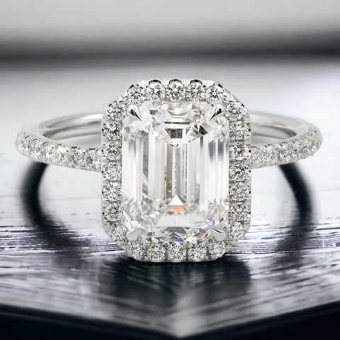 abbagliante anello con diamante centrale color smeraldo