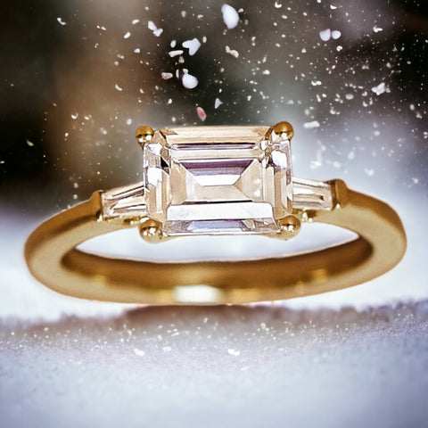 Questo bellissimo anello presenta un diamante smeraldo centrale