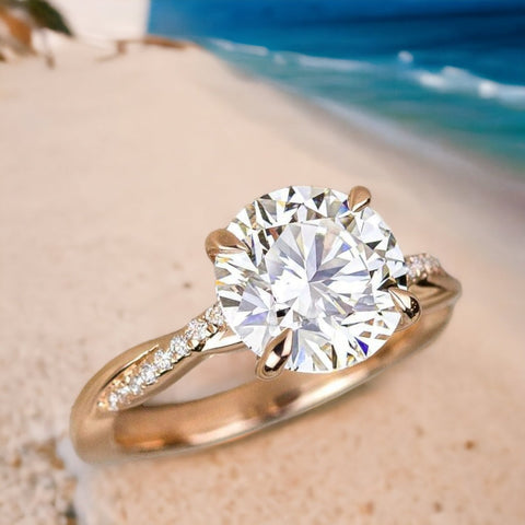 Splendido anello con diamante rotondo in oro giallo