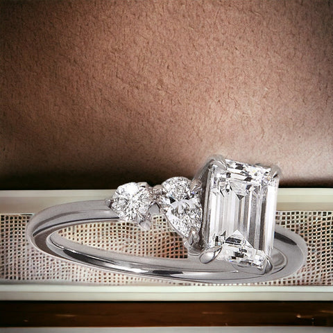splendido anello con diamante centrale smeraldo